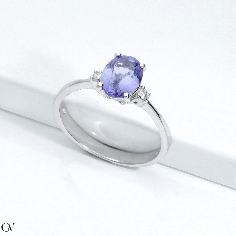 Bague en or blanc 18 carats avec 2 diamants et une tanzanite au centre