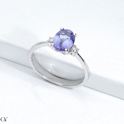 Bague en or blanc 18 carats avec 2 diamants et une tanzanite au centre