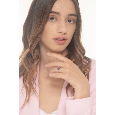 Bague en or blanc 18 carats avec 2 diamants et une tanzanite au centre