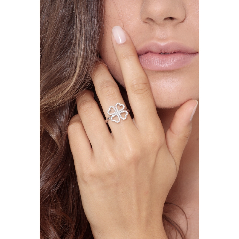 Bague fleur en or blanc 18 carats et diamants
