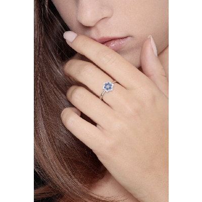 Bague en or blanc 18k avec fleur de diamants et saphir bleu