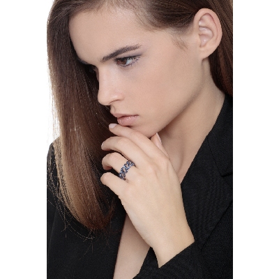 Bague gourmette flexible en or blanc 18k avec saphirs bleus