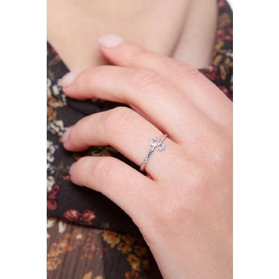 Bague avec lettre S en or blanc et diamants