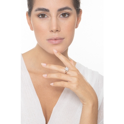 Bague en or blanc 18k avec pavé de diamants en forme d’étoile