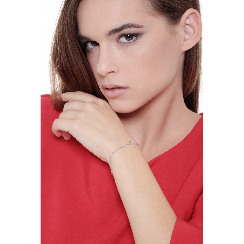 Bracelet en or blanc 18k avec un cœur en diamants