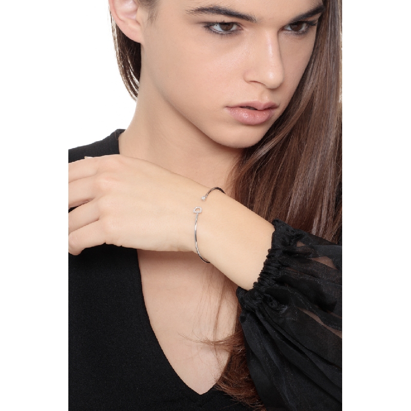 Bracelet rigide avec lettre  D en or blanc 18 carats et diamants 