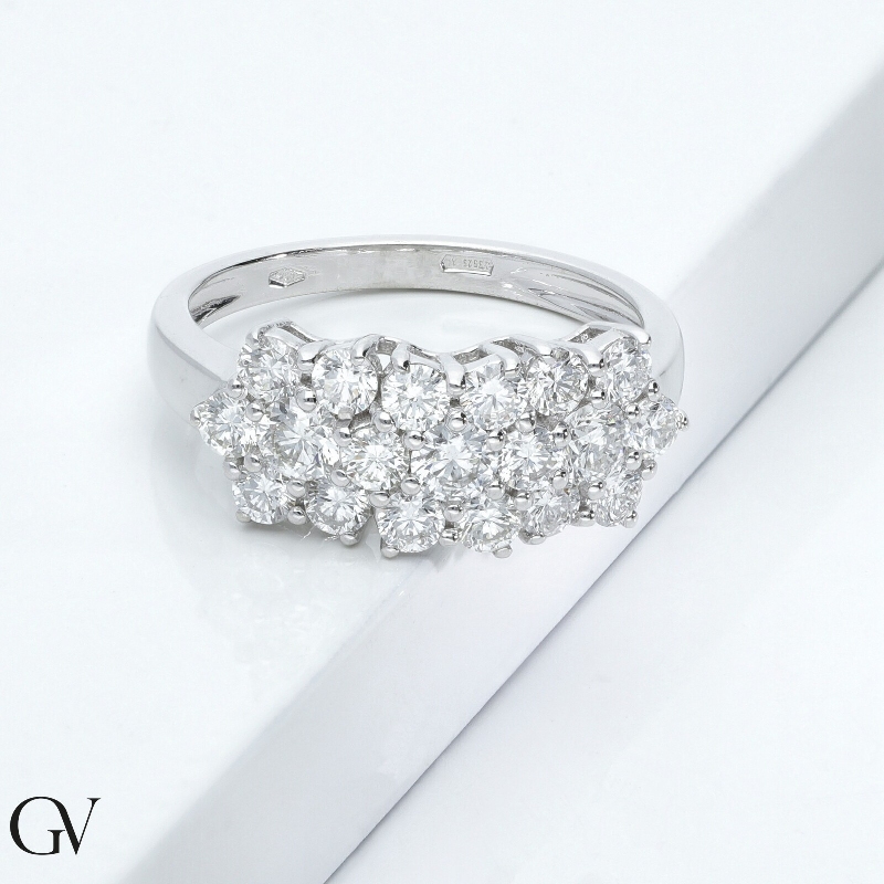 Bague en or blanc 18 carats avec 3 fleurs unies en diamants