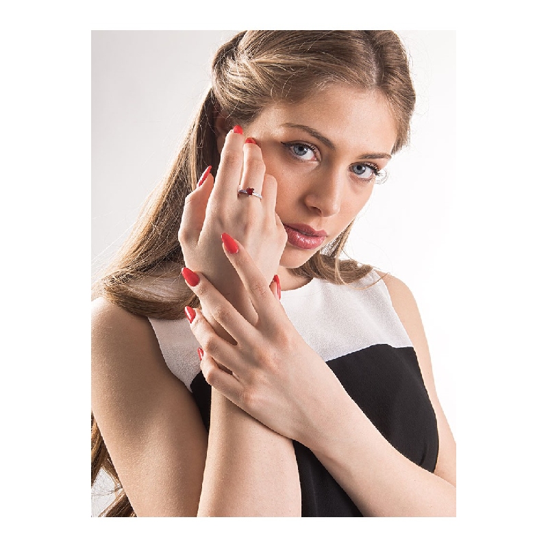 Bague rubis en forme de coeur pavée de diamants