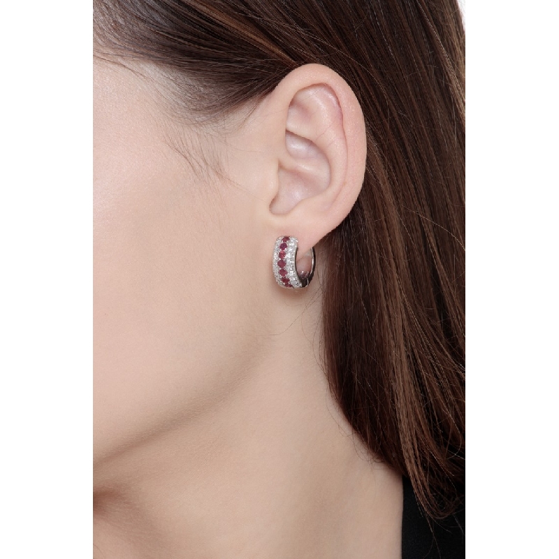 Boucles d’oreilles créoles en or blanc 18k avec rubis et diamants