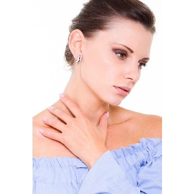 Boucles d'oreilles créoles en or blanc 18k avec une rangée centrale de saphirs bleus