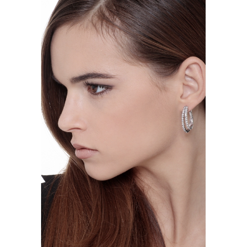Boucles d'oreilles avec deux cercles en or blanc 18k et diamants