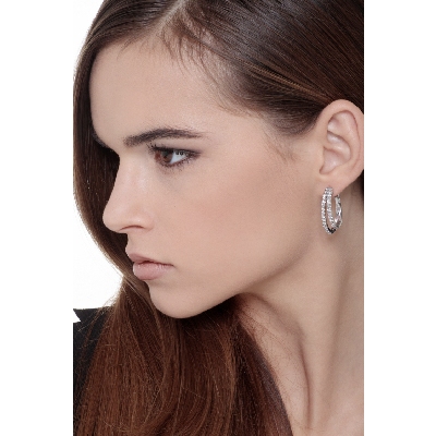 Boucles d'oreilles avec deux cercles en or blanc 18k et diamants