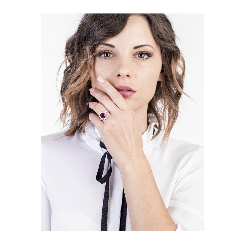 Bague avec rubis central en or blanc 18k entourée de diamants