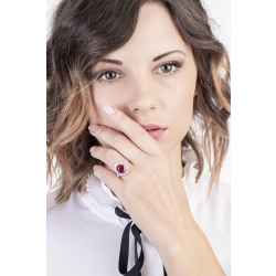 Bague avec rubis central en or blanc 18k entourée de diamants 2