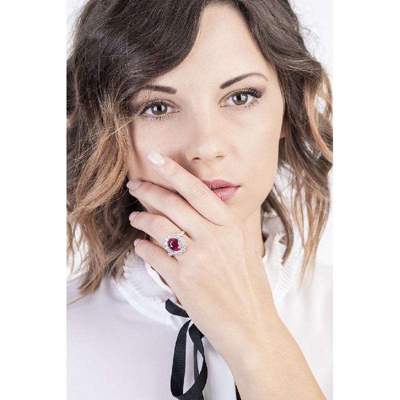 Bague avec rubis central en or blanc 18k entourée de diamants