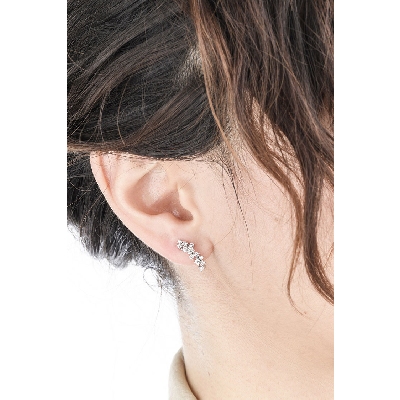 Boucles d oreilles design en or blanc 18k avec diamants