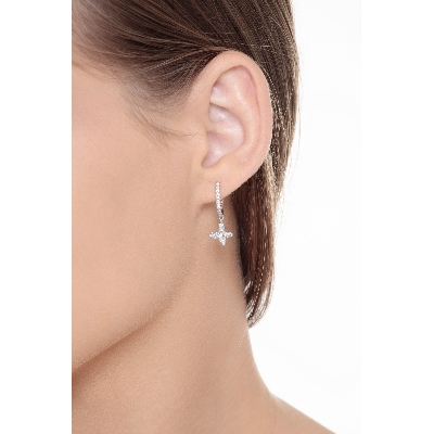 Boucles d’oreilles pendantes papillon en or blanc 18k avec diamants