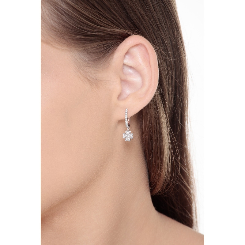 Boucles d’oreilles en or blanc 18k avec pendentifs trefle et diamants