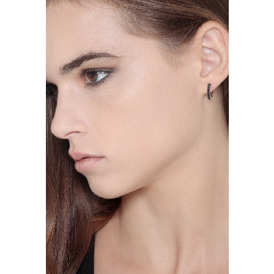 Boucles d'oreilles créoles en or blanc 18k et diamants noirs 