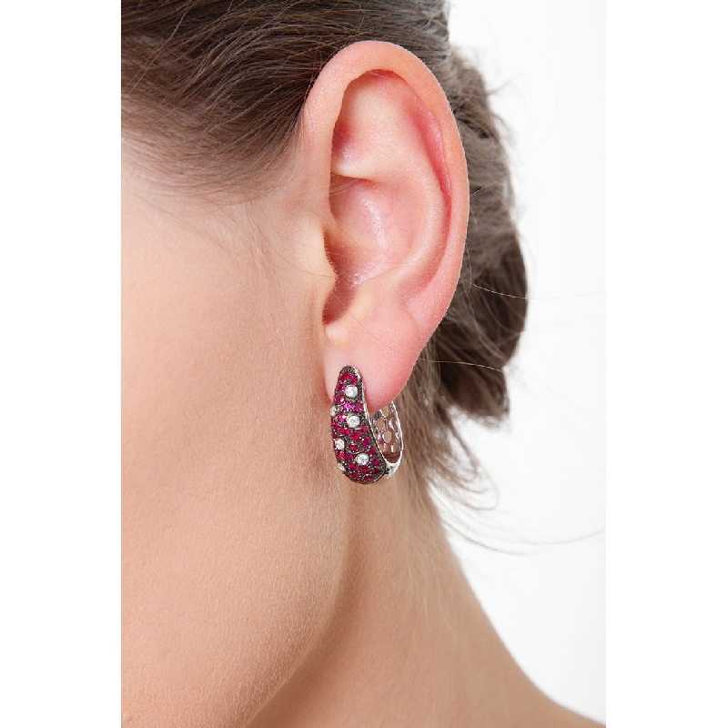 Boucles d’oreilles créoles en or blanc 18k avec diamants et rubis