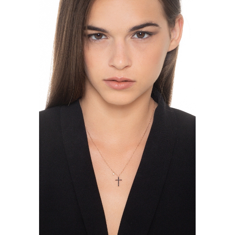 Collier avec croix en or rose 18k orné de diamants noirs et d'un diamant 