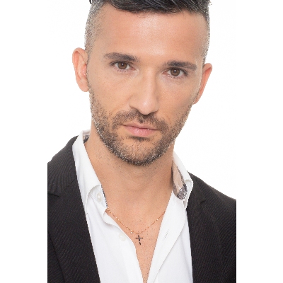 Collier en or rose 18k avec croix orné de diamants noirs et d'un diamant 