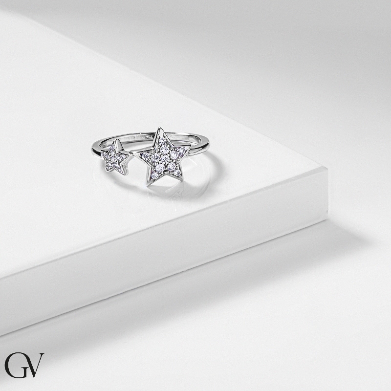 Bague en or blanc 18k avec une étoile serties diamants