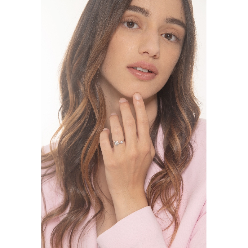 Bague en or blanc 18k avec une étoile serties diamants