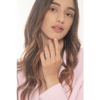 Bague en or blanc 18k avec une étoile serties diamants