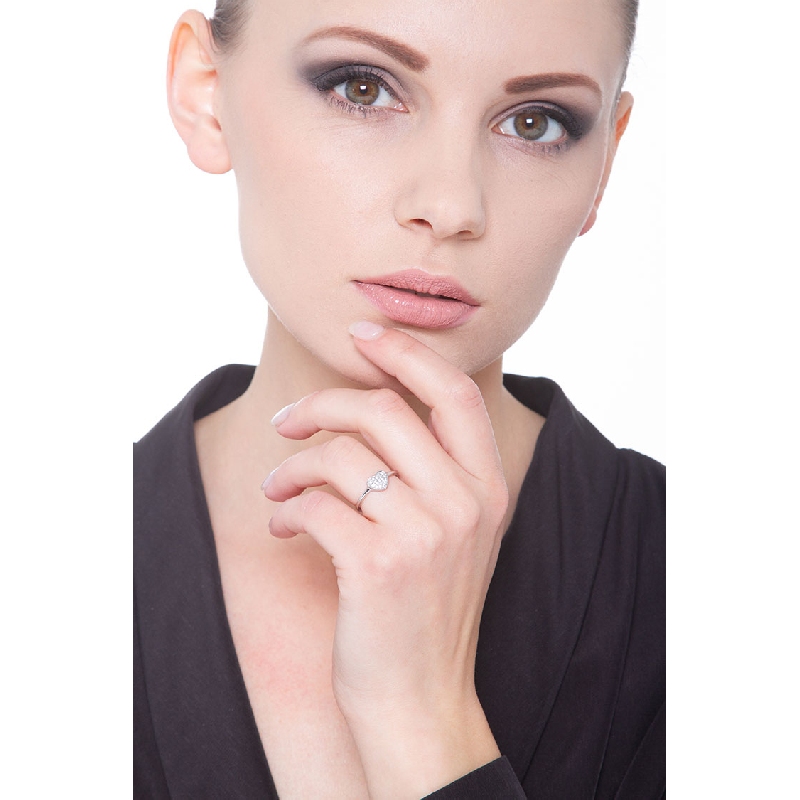 Bague en or blanc 18k ornée de diamants cœur