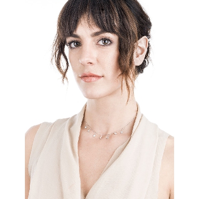 Collier en or blanc 18k avec pendentifs symboliques et diamants