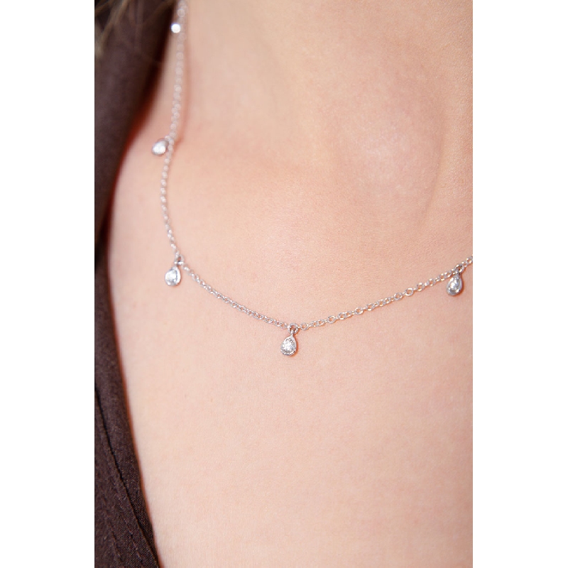 Collier en or blanc 18k avec neuf pendentifs en forme de goutte et diamants