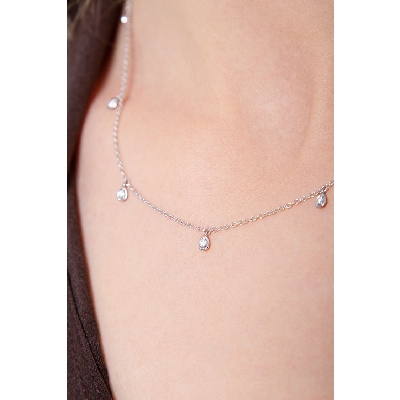 Collier en or blanc 18k avec neuf pendentifs en forme de goutte et diamants