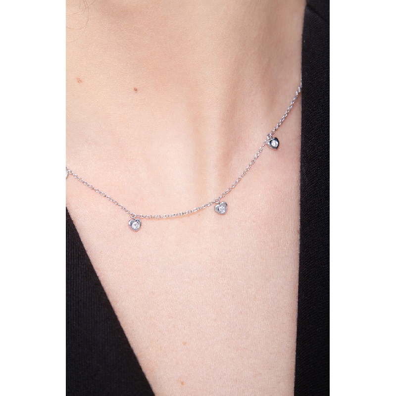 Collier en or blanc 18k avec neuf pendentifs en forme de cœur en diamants
