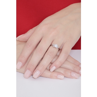 Bague en or blanc 18k avec perle et diamants
