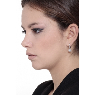 Boucles d’oreilles pendantes en or blanc 18 carats avec perles de culture et diamants
