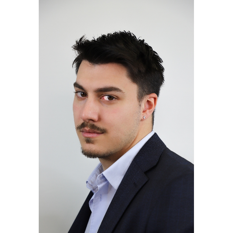 Boucle d'oreille unique en croix en or blanc 18 carats avec des diamants