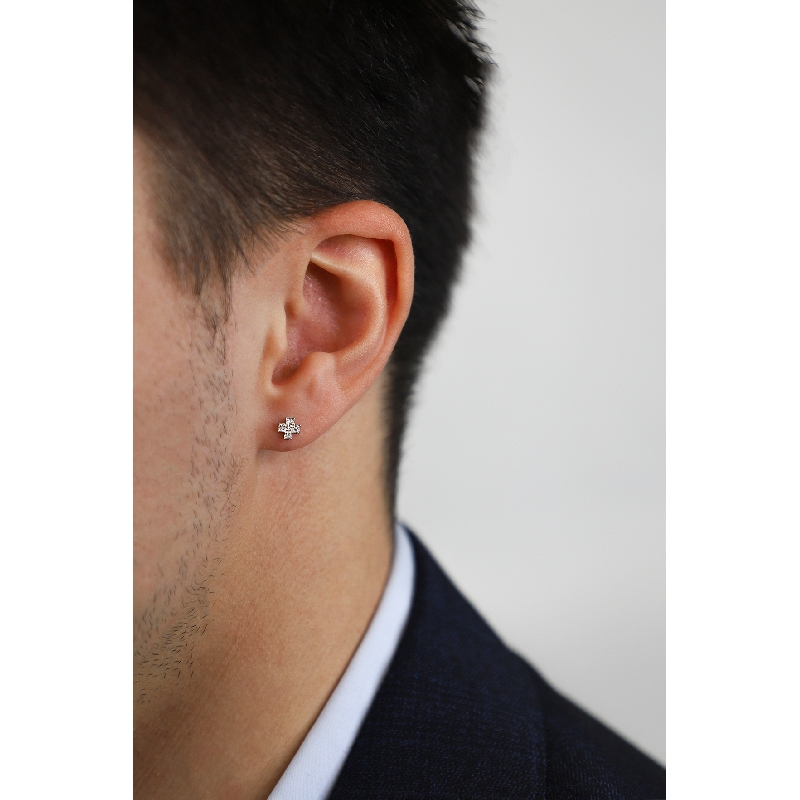 Boucle d'oreille unique en croix en or blanc 18 carats avec des diamants