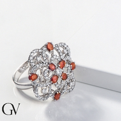 Bague fleur en or blanc 18k avec rubis ovales et diamants