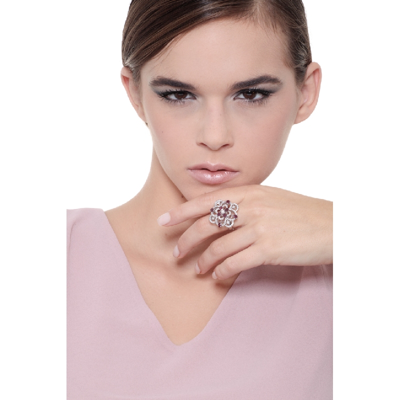 Bague fleur en or blanc 18k avec rubis ovales et diamants