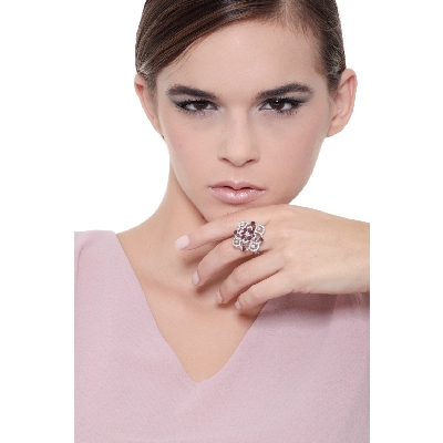 Bague fleur en or blanc 18k avec rubis ovales et diamants