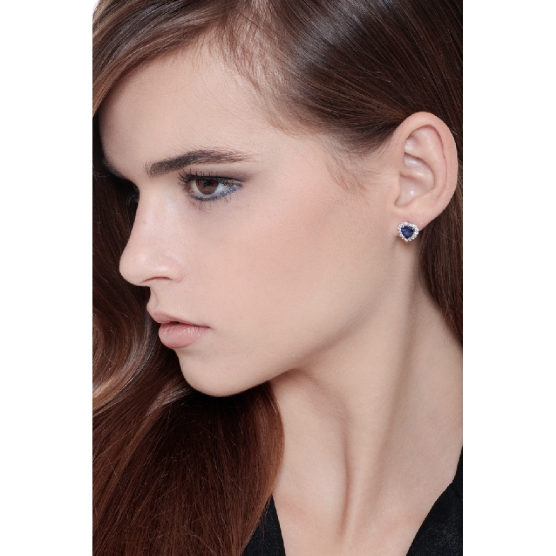 Boucles d'oreilles en or blanc 18 carats avec saphirs bleus à cœur halo diamants