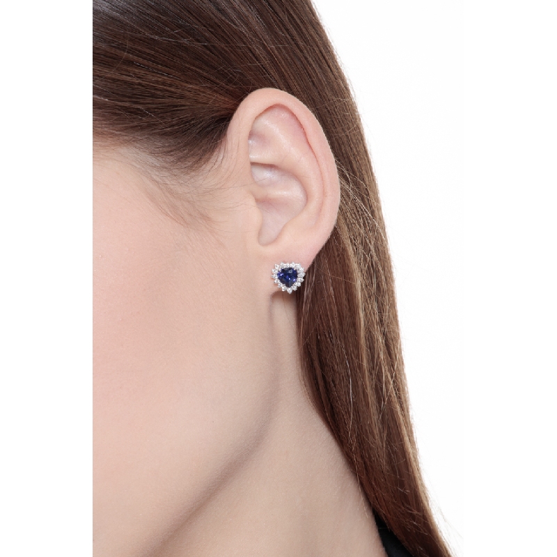 Boucles d'oreilles en or blanc 18 carats avec saphirs bleus à cœur halo diamants