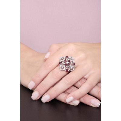 Bague fleur en or blanc 18k avec rubis ovales et diamants