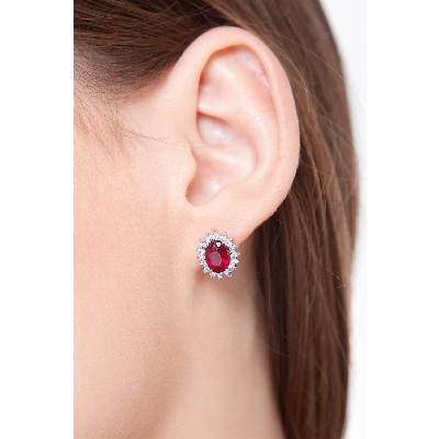 Boucles d'Oreilles en Or Blanc 18k avec Rubis Ovale et Diamants