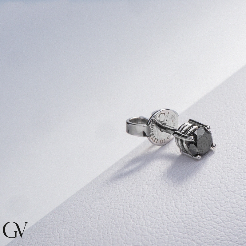 Boucle d'oreille individuelle en or blanc 18ct à griffes avec diamant noir 