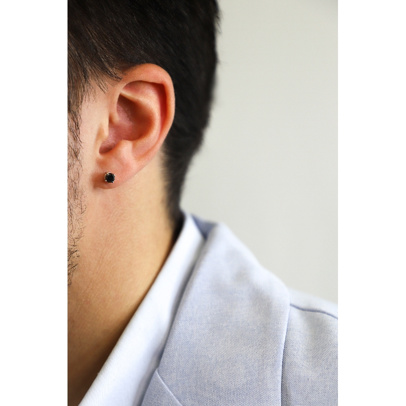 Boucle d'oreille mono avec diamant noir  en or blanc 18 carats à 4 griffes 