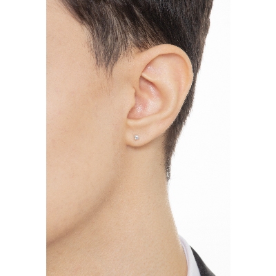 Mono boucle d oreille en or blanc 18 carats à quatre griffes avec des diamants