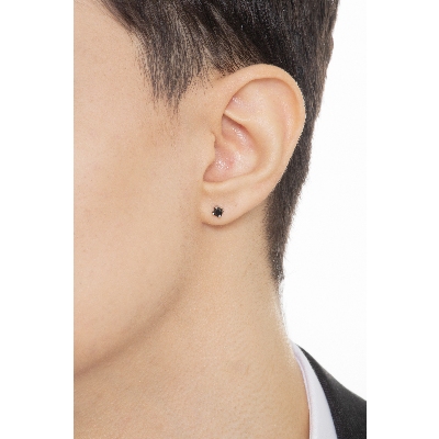 Boucle d'oreille mono en or blanc 18 carats à 4 griffes avec diamant noir 0,18 ct