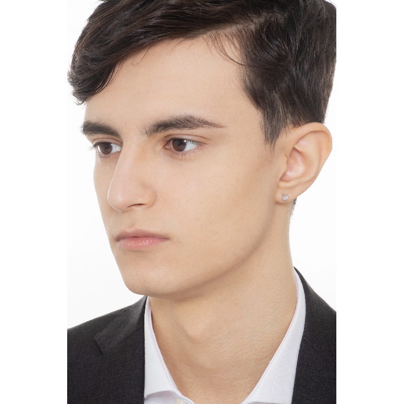 Mono boucle d oreille en or blanc 18 carats à quatre griffes avec un diamant